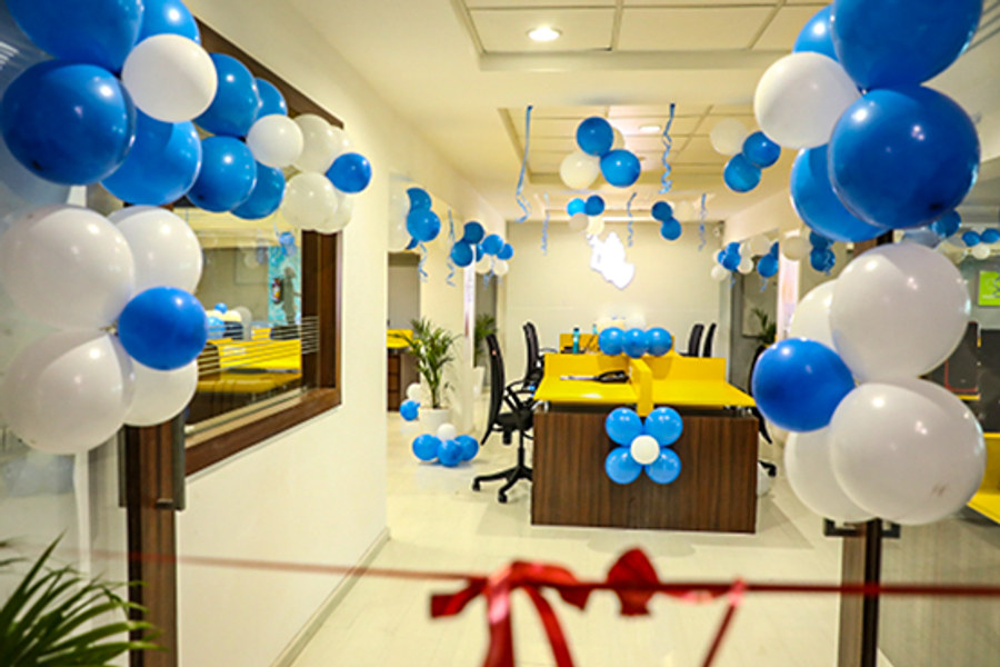 Office balloon decoration by Evibes