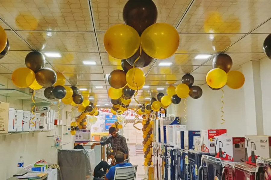 Office balloon decoration by Evibes